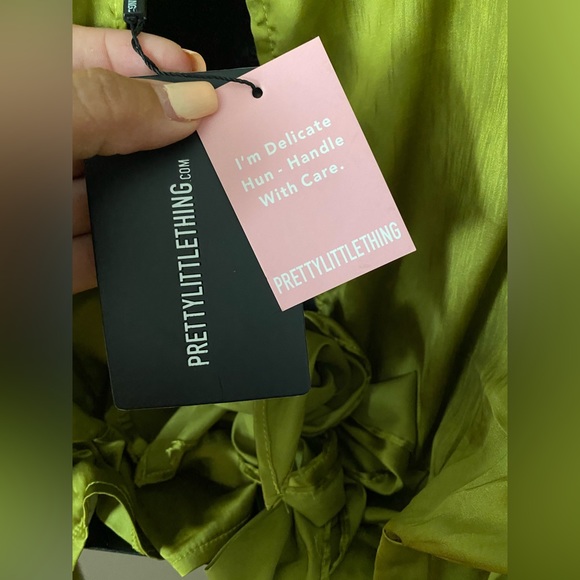 Pretty Little Thing Green Satin Top NWT - Picture 2 of 7